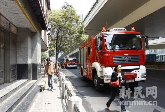 消防车到场救援。新民网记者萧君玮 现场回传