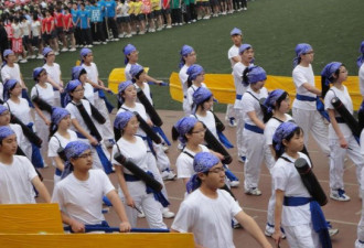 重庆大学运动会雷人 美女着古装玩穿越