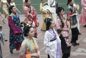 重庆大学运动会雷人 美女着古装玩穿越