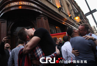 伦敦同性恋街头集体接吻抗议酒吧歧视