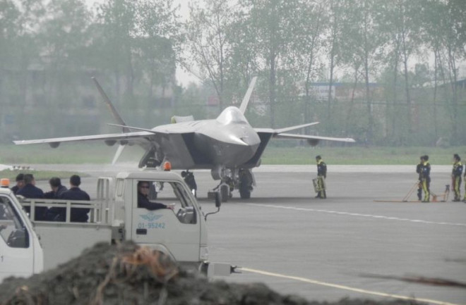 高清：中国国产第五代战机歼20成功进行第2次试飞