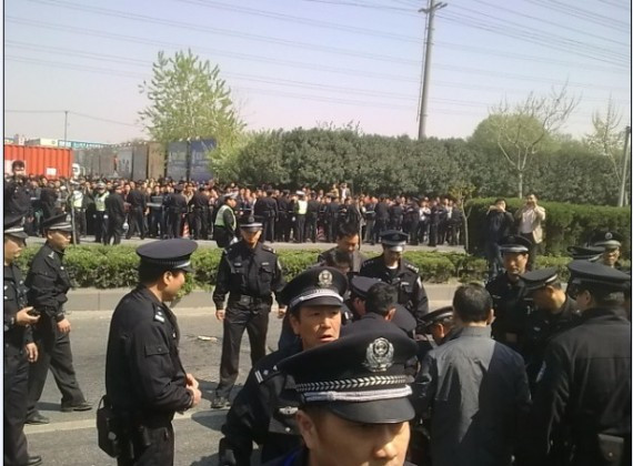 上海又出事了:集卡车司机大罢工 千余警察清场抓人(多图)