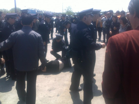 上海又出事了:集卡车司机大罢工 千余警察清场抓人(多图)