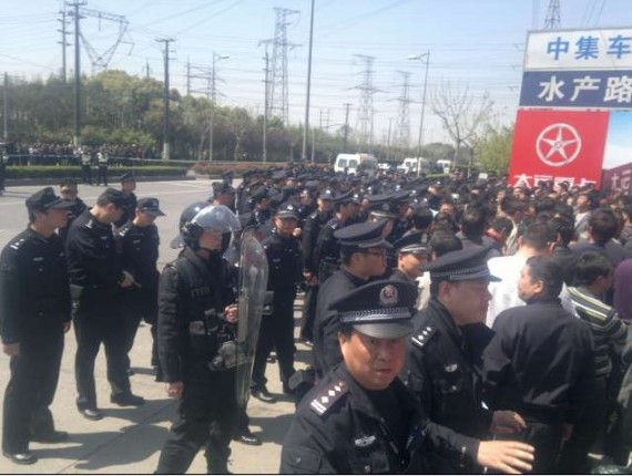 上海又出事了:集卡车司机大罢工 千余警察清场抓人(多图)