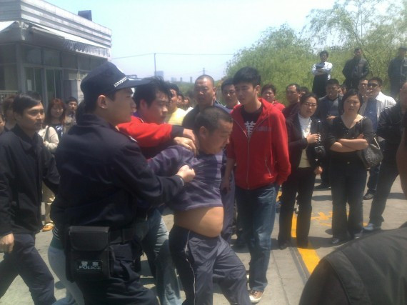 上海又出事了:集卡车司机大罢工 千余警察清场抓人(多图)