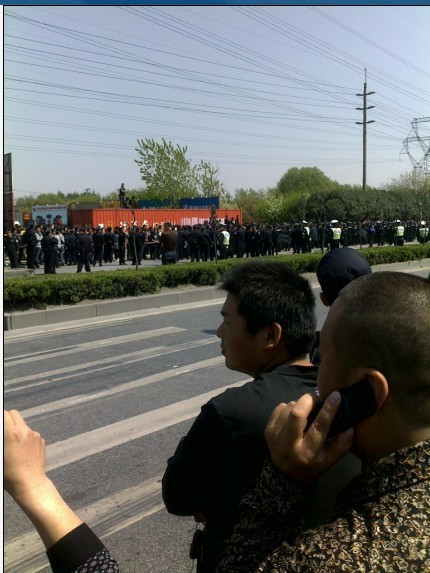 上海又出事了:集卡车司机大罢工 千余警察清场抓人(多图)