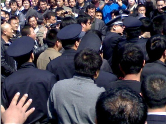 上海又出事了:集卡车司机大罢工 千余警察清场抓人(多图)