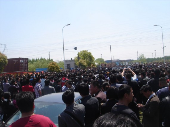 上海又出事了:集卡车司机大罢工 千余警察清场抓人(多图)
