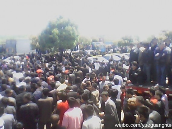 上海又出事了:集卡车司机大罢工 千余警察清场抓人(多图)