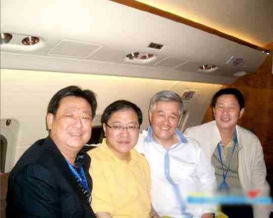 常德市市长陈文浩（左二）、常德机场分公司总经理何学君（左四）与赵本山合影