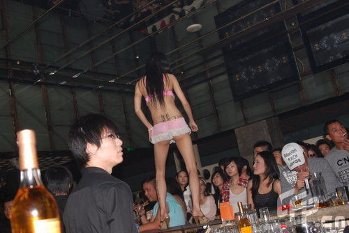 刘嘉玲酒吧内景曝光