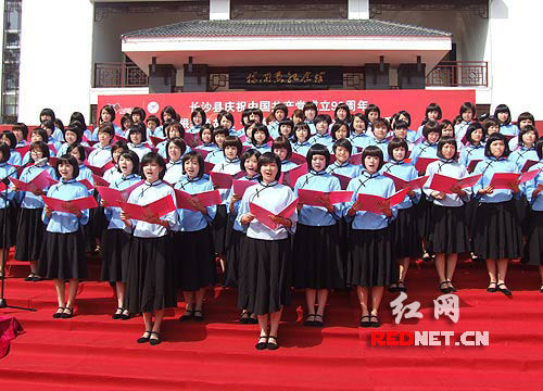 全省各地海选产生的百名青年女性齐诵经典