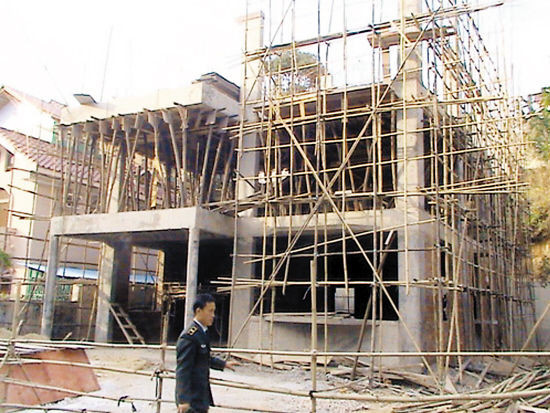 强拆前，美乐径28号已经建到两层半（花都城管供图）