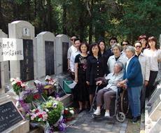 “六四”难属在北京万安公墓悼念失去的亲人(资料照片)
