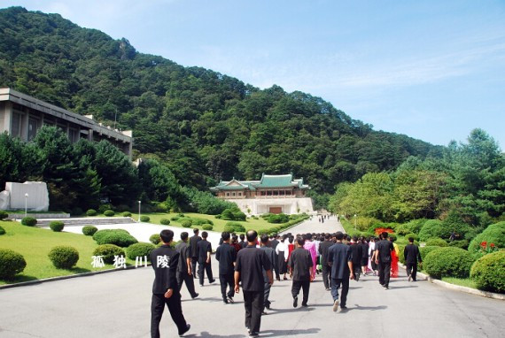 实拍朝鲜深山中的巨型防空洞(图) - 孤独川陵 - 孤独川陵 800天环游地球