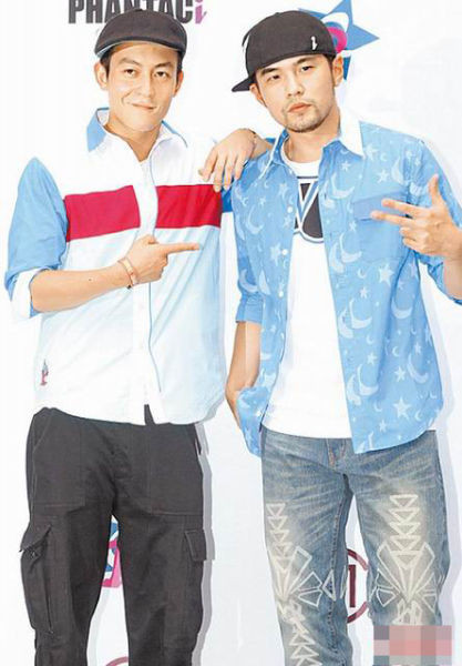 陈冠希（左）8日在台湾和周杰伦宣传合作的潮牌。