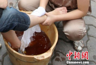 重庆市端午节孩子们为父母洗脚表感恩