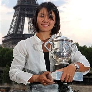 中国网球手李娜6月4日夺得法国女子网球公开赛冠军后在巴黎埃菲尔铁塔旁留影