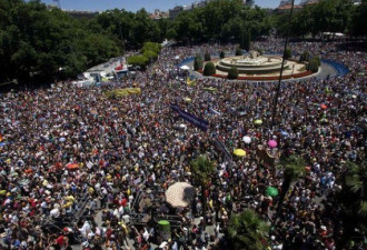 失业率高达40% 西班牙数万人上街抗议