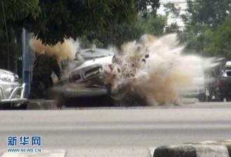 拆弹专家检查汽车遭遇炸弹爆炸的瞬间