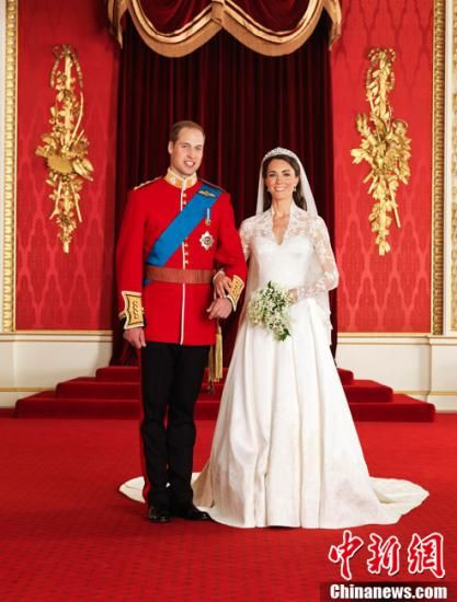 4月29日，拍摄于白金汉宫内的威廉王子婚礼官方全家福照片公布。