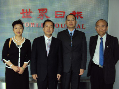 中國駐加大使章均賽（左二）、中國駐多倫多副總領事張美芳（左一）與世界日報總編輯牟善福（右二）、市場推廣經理林風雲（右一）合影。（記者沈 丹心／攝影）