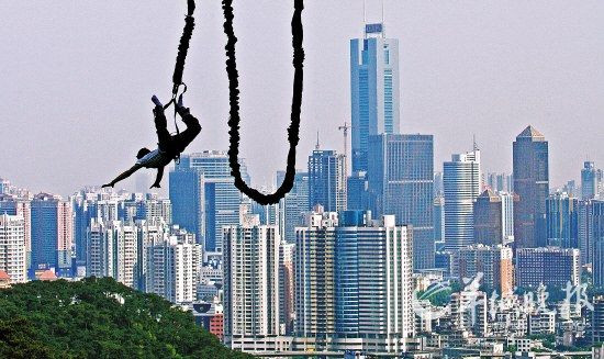 从白云山俯瞰广州城,地标性建筑———中信在天河区高楼群中非常醒目。图为喜爱户外极限运动的游客在白云山高空蹦极 羊城晚报记者 陈文笔 摄