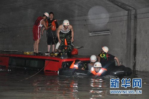 武汉暴雨致82处路段滞水 交通几近瘫痪(组图)