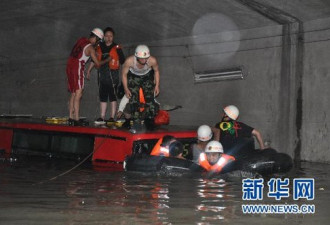 武汉大到暴雨致城区积水交通几近瘫痪