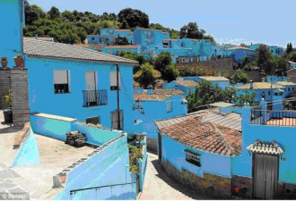 西班牙小村庄外墙涂蓝 变身“蓝精灵村”