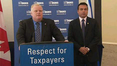 多倫多市長福特（左）12日舉行記者會，說明市府提出的公務員自願離職計畫。（CTV）