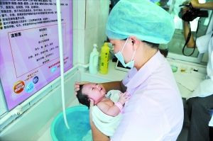 被解救的越南小婴儿。