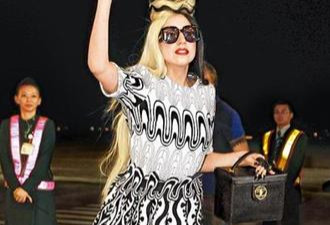搞怪女王Lady Gaga抵台 头顶高耸假发