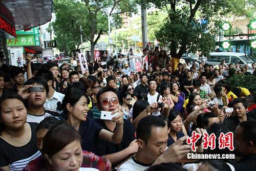 “白娘子”赵雅芝美艳如昔 湖南传授不老秘诀(图)