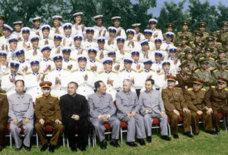 罕见老照片：毛泽东与开国将帅的全家福