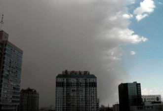 乌鲁木齐遭强沙尘暴袭击 瞬间覆盖城市