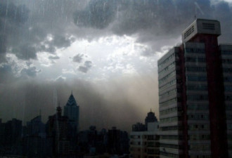 乌鲁木齐遭强沙尘暴袭击 瞬间覆盖城市
