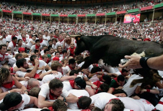 西班牙奔牛节演惊险一幕：狂牛“踏”客