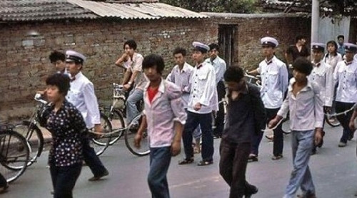 实拍：乱世用重典 1983年严打期间被抓的罪犯们(组图)