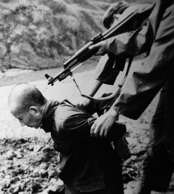 实拍：乱世用重典 1983年严打期间被抓的罪犯们(组图)