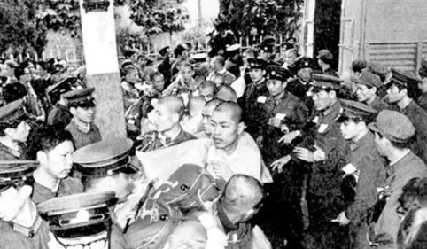 实拍：乱世用重典 1983年严打期间被抓的罪犯们(组图)