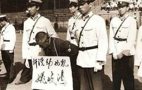 实拍：乱世用重典 1983年严打期间被抓的罪犯们(组图)