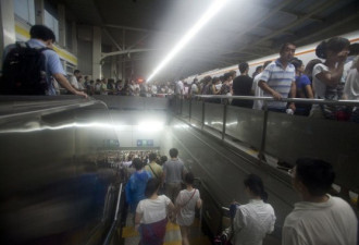 暴雨致北京地铁线受阻 车站挤成这样了