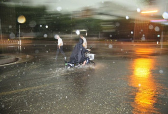 暴雨致北京地铁线受阻 车站挤成这样了