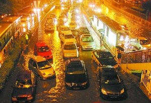 北京遇暴雨再成泽国 市区数十辆车被淹