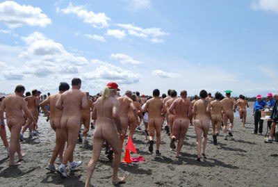 「開跑囉！」近百人到毗鄰卑詩大學的「沉船灘」，參與全長五公里的裸跑。（記者王露／攝影）
