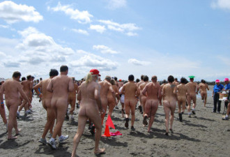 世界日报：沉船滩裸跑 华裔乐在其中