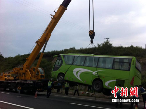 台湾一旅游团在珲乌高速发生车祸已致4死15伤