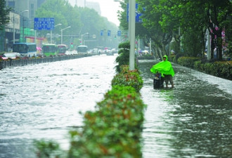 南京城特大暴雨 市民调侃汽车变潜水艇