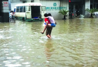 南京城特大暴雨 市民调侃汽车变潜水艇